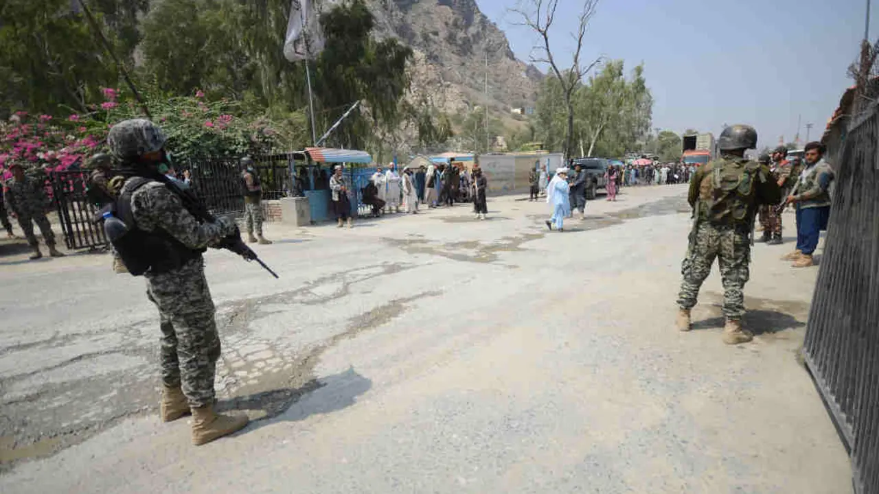 Militares paquistan&iacute;s en Peshawar, capital da provincia de Khyber-Pakhtunkhwa, despois dun ataque do talib&aacute;n paquistan&iacute; en setembro. (Foto: Hussain Ali / Zuma Press / Contactophoto)