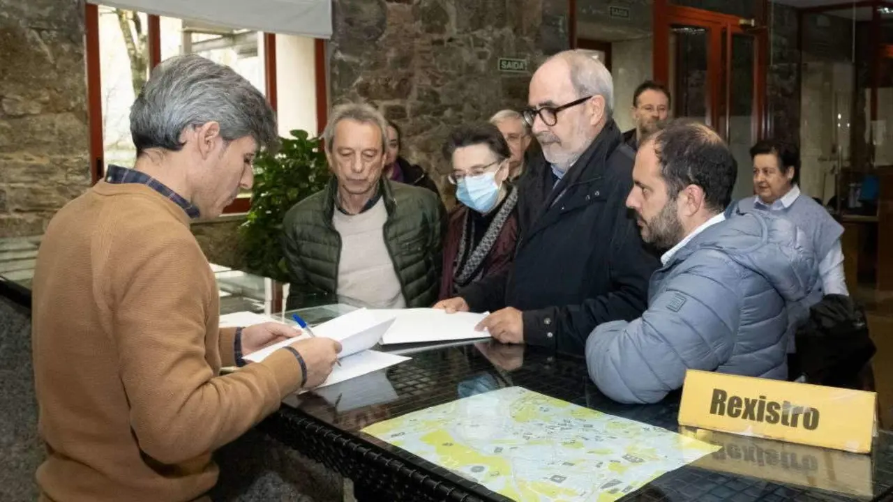 Anxo Louzao xunto a Mar&iacute;a Antonia P&eacute;rez, Manuel Ferreiro e Marcos Maceira no rexistro do Parlamento galego. (Foto: Arxina).