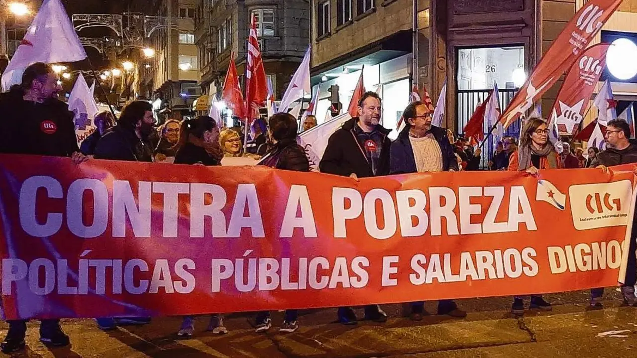 O secretario xeral da CIG, Paulo Carril (no centro), nunha mobilizaci&oacute;n na Coru&ntilde;a (Foto: N&oacute;s Diario).