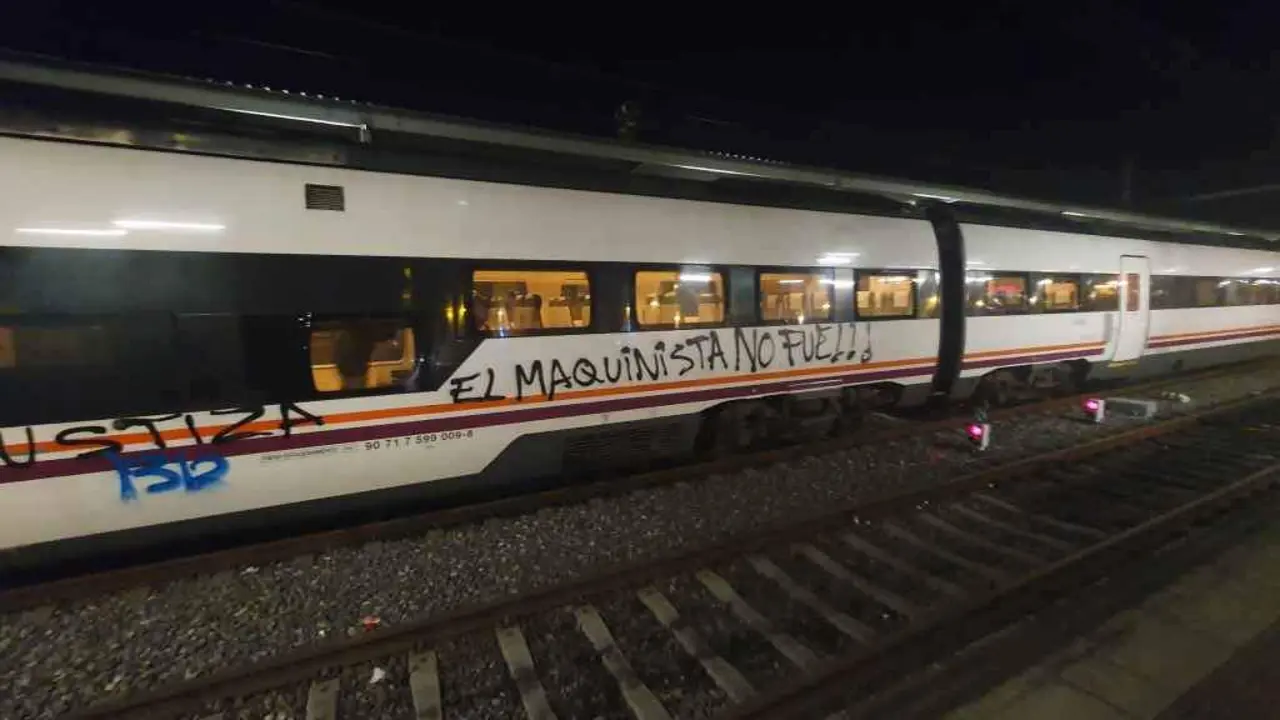 Pintada no tren (Imaxe: Europa Press)
