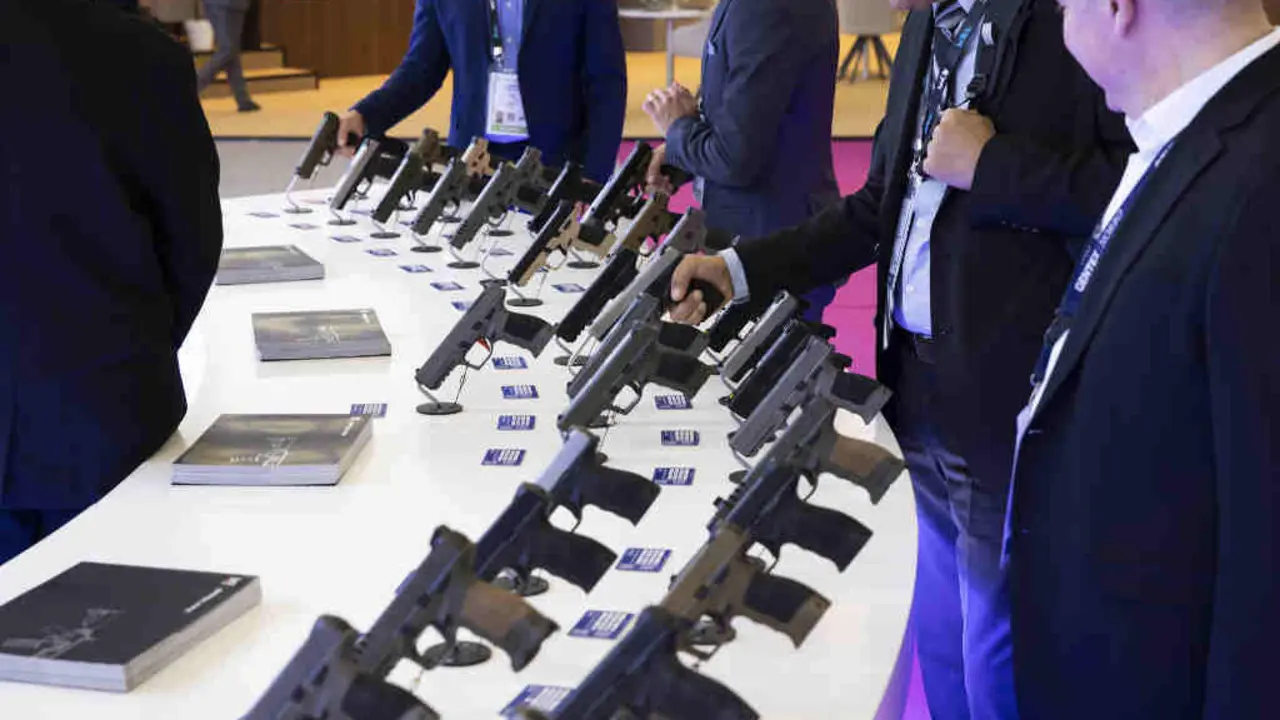 Asistentes a Eurosatory en 2022, a maior feira internacional de armas e material de Defensa do mundo, organizada en Francia. (Foto: Alexis Sciard / Zuma Press / Contactophoto)