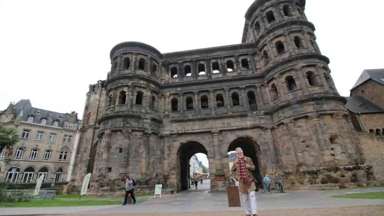 Vitorino P&eacute;rez Prieto diante da Porta Nigra de Tr&eacute;veris, durante a rodaxe do filme.