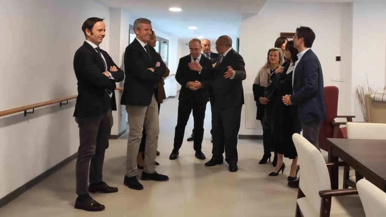 Alfonso Rueda (segundo pola esquerda) e o alcalde de Santiago (no centro) xunto a outras autoridades onte na nova residencia (Foto: Europa Press).: