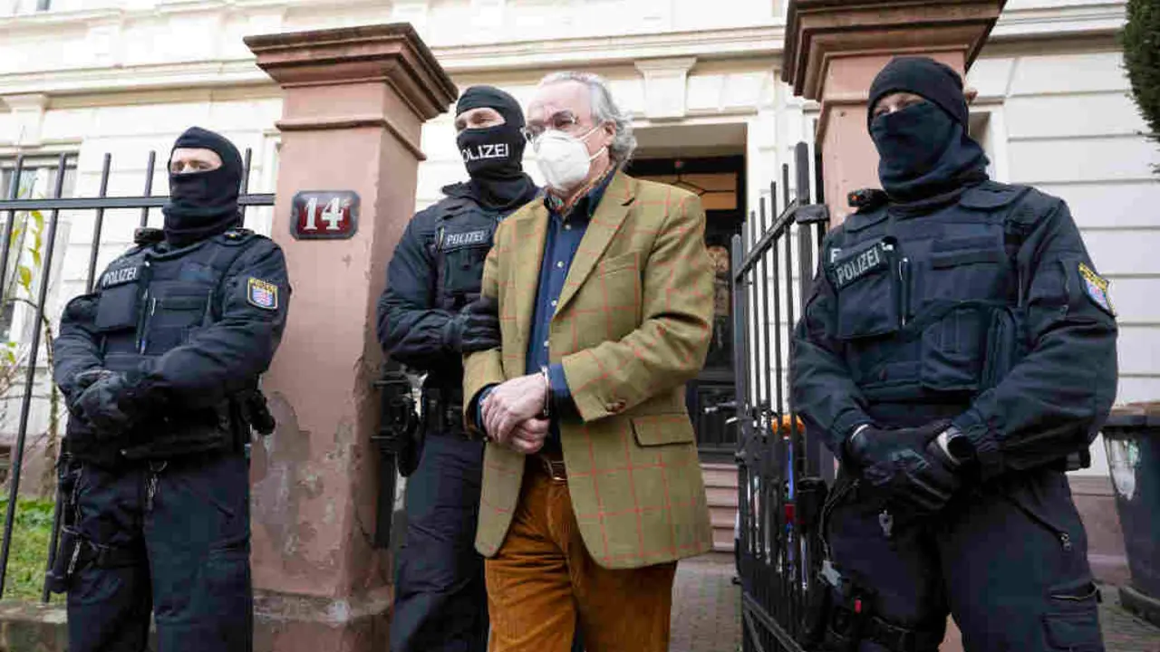 Detenci&oacute;n onte en Frankfurt (Alema&ntilde;a) do pr&iacute;ncipe Heinrich XIII, un dos presuntos l&iacute;deres golpistas do grupo de extrema dereita. (Foto: Boris Roessler / dpa)
