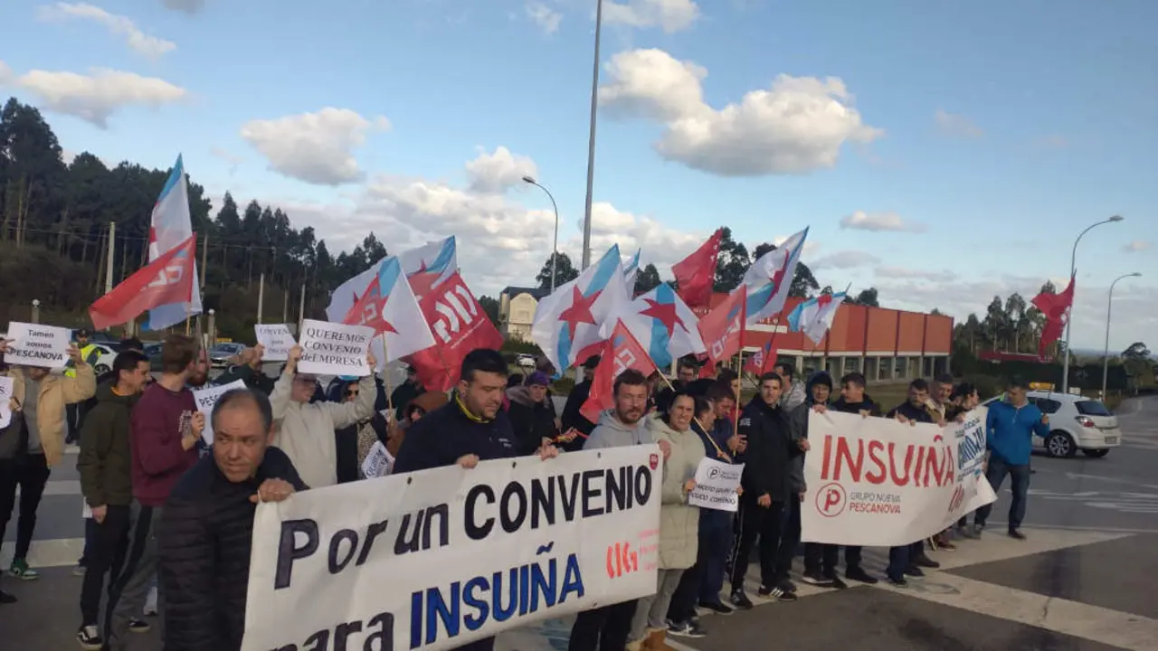 Persoal de Insu&iacute;&ntilde;a durante unha das s&uacute;as concentraci&oacute;ns (Foto: N&oacute;s Diario).