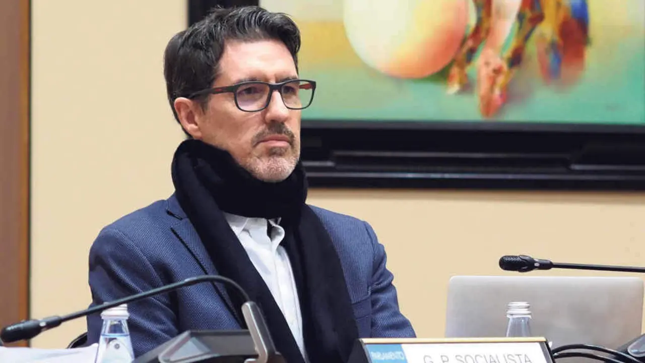 Pablo Arang&uuml;ena intervindo no Parlamento da Galiza (Foto: N&oacute;s Diario).