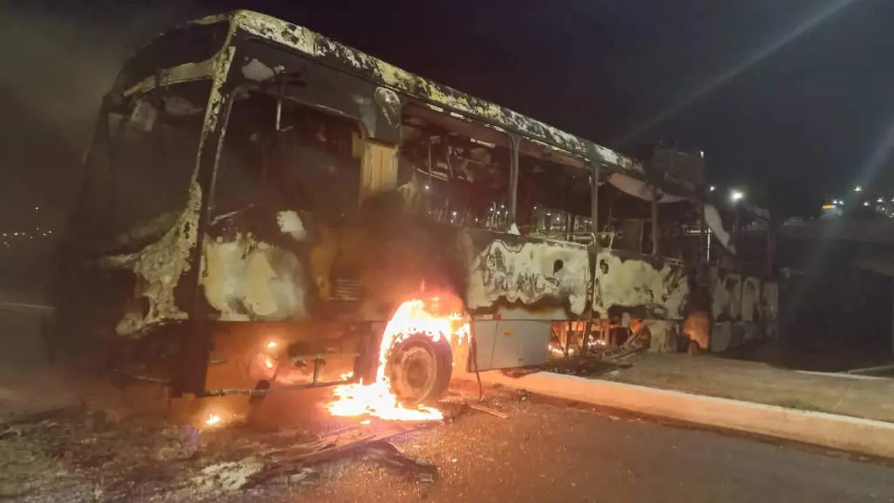 Un bus calcinado ap&oacute;s as protestas dos bolsonarista (Foto: @alanriossr / Twitter).