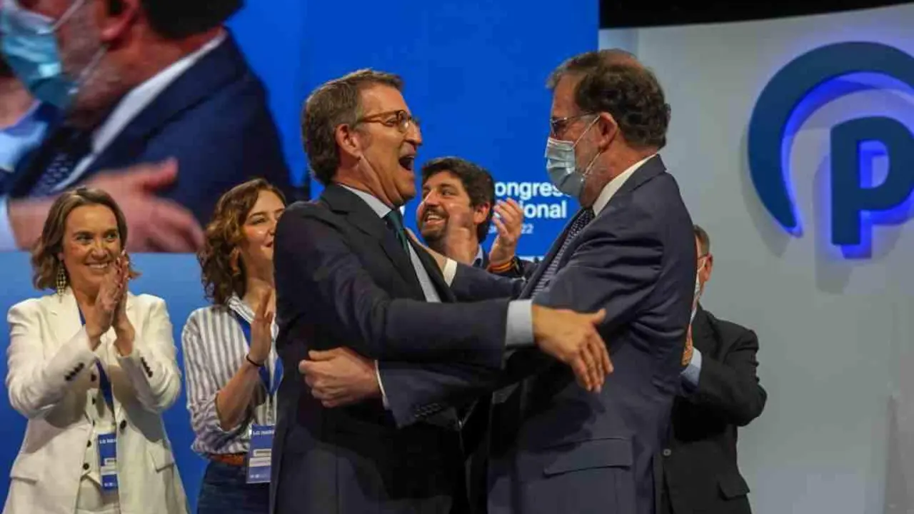 Alberto N&uacute;&ntilde;ez Feijoo sa&uacute;dando ao ex presidente do goberno espa&ntilde;ol, M. Rajoy, o 2 de abril, d&iacute;a en que foi proclamado presidente do PP estatal. (Foto: Europa Press)