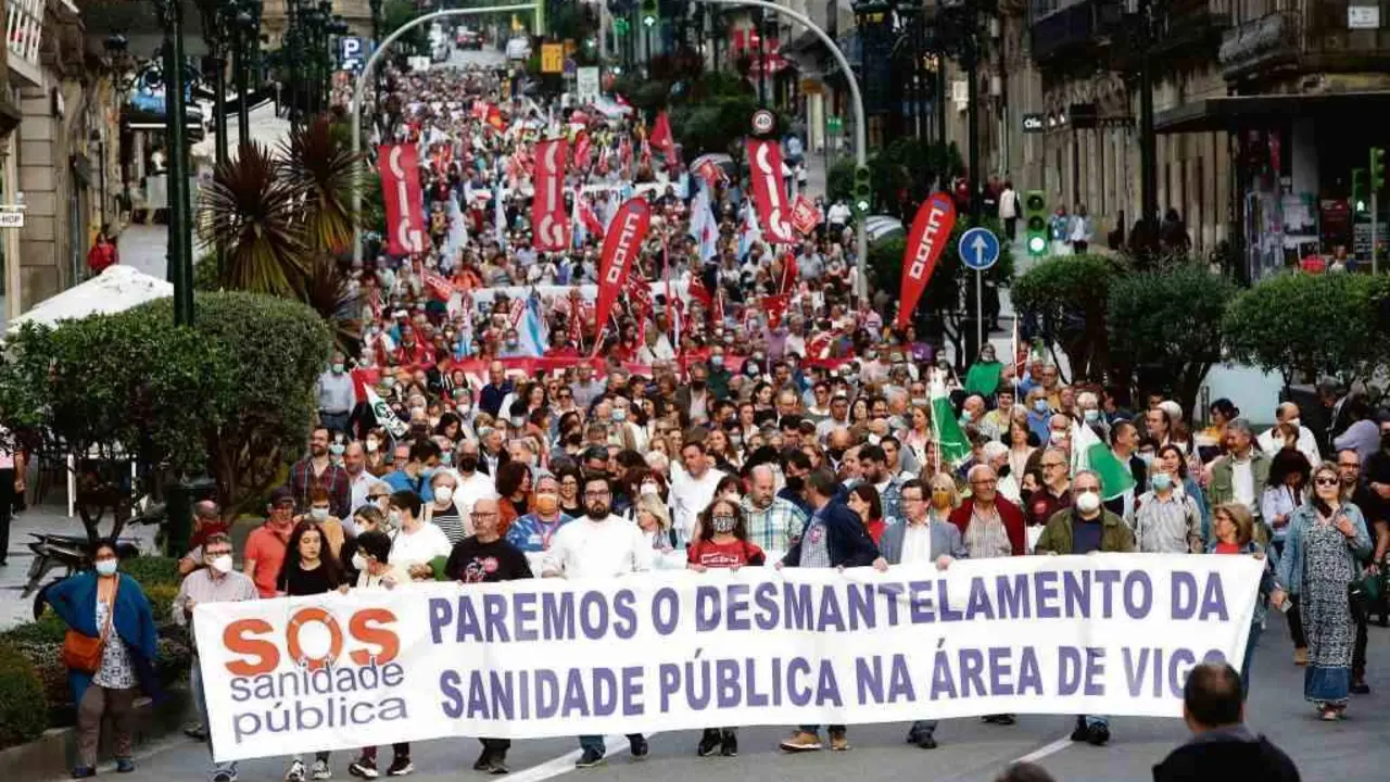 Manifestaci&oacute;n en defensa da sanidade p&uacute;blica o 12 de maio de 2022, en Vigo. (Foto: Javier V&aacute;zquez / Europa Press)