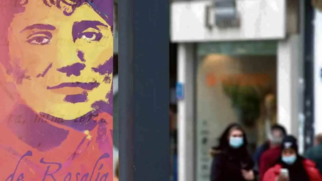 Un cartel coa cara de Rosal&iacute;a de Castro nas r&uacute;as de Lugo.