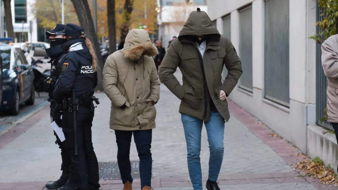 Chegada de dous acusados ao xu&iacute;zo o pasado 1 de decembro. (Foto: Gustavo Valiente / Europa Press)