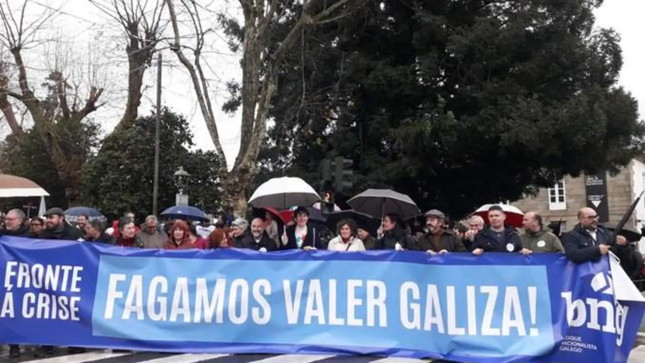 Cabeceira da manifestaci&oacute;n &aacute; s&uacute;a sa&iacute;da.