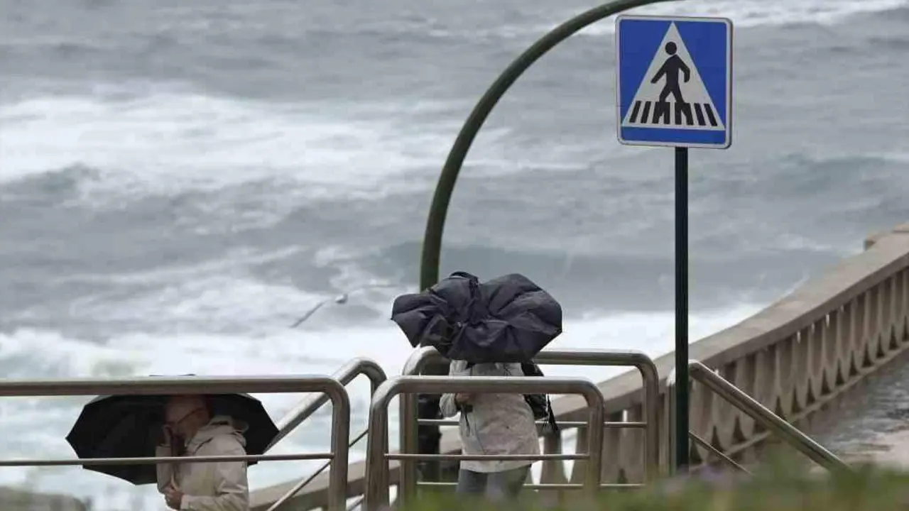 A Direcci&oacute;n Xeral de Emerxencias e Interior da Vicepresidenta Segunda da Xunta mant&eacute;n activa unha alerta laranxa por temporal costeiro. (Foto: M. Dylan - EUropa Press)