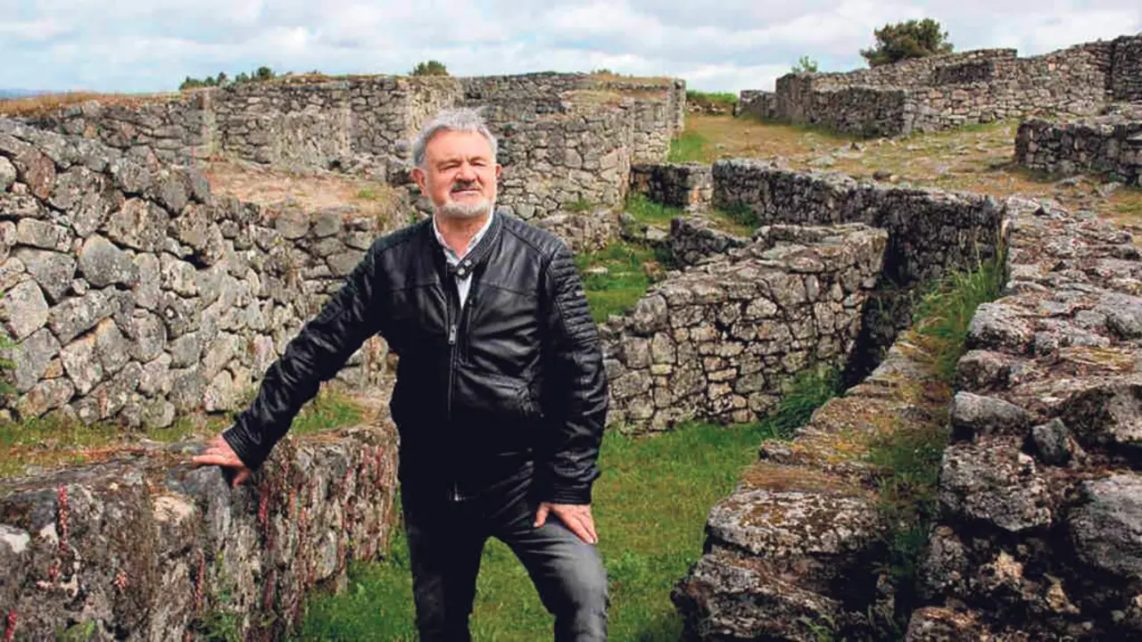 O arque&oacute;logo Felipe-Sen&eacute;n L&oacute;pez G&oacute;mez no castro de San Cibrao de Las (Foto: Laura Barcala).
