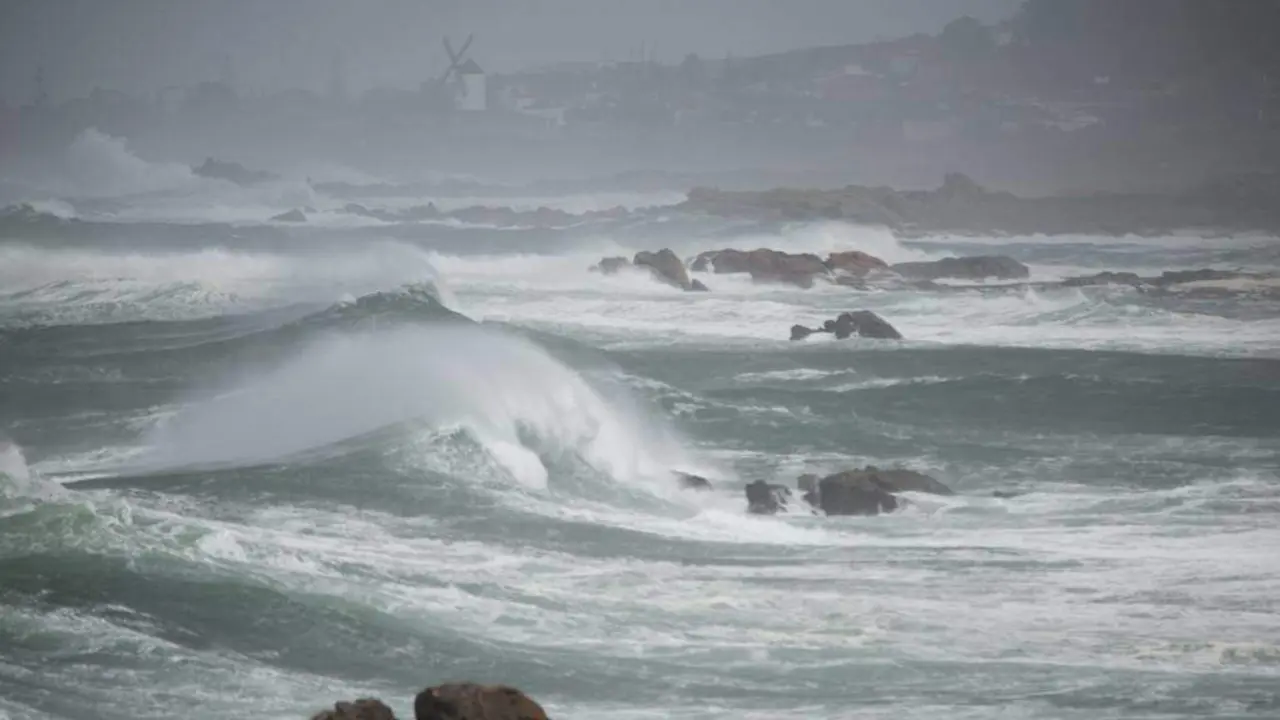 Un temporal no pasado mes de decembro deixou ondas de at&eacute; catro metros de altura. (Foto: Gustavo de la Paz / Europa Press)