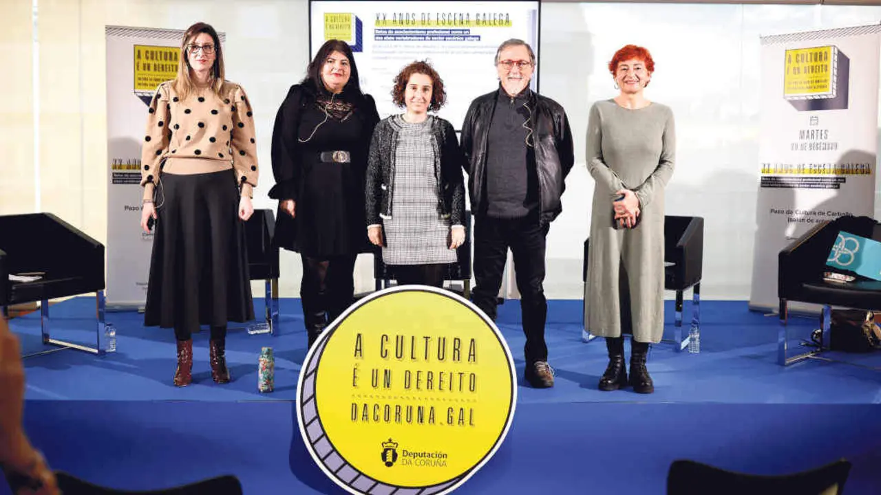 As deputadas e deputado de Cultura xunto a Eva Alonso, no centro (Foto: Deputaci&oacute;n da Coru&ntilde;a).