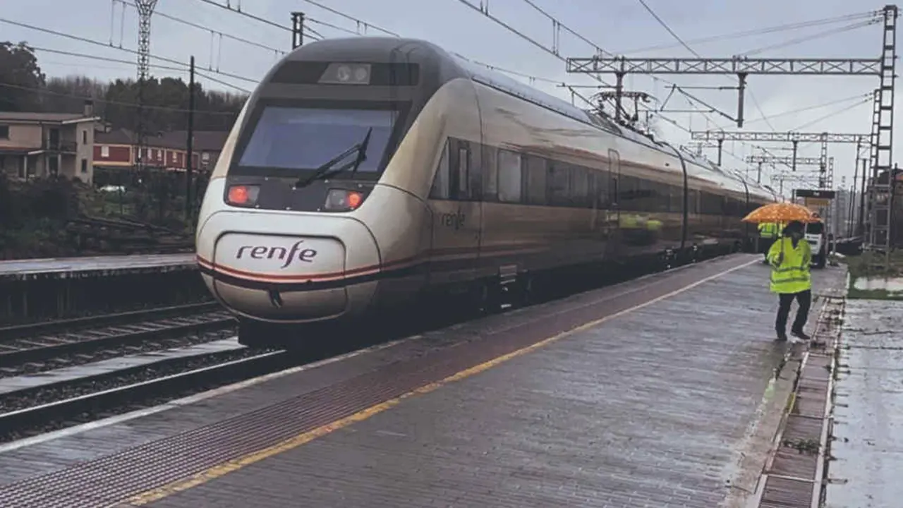 Tren na li&ntilde;a Guillarei-Tui, nunha foto de arquivo (Foto: Adif).
