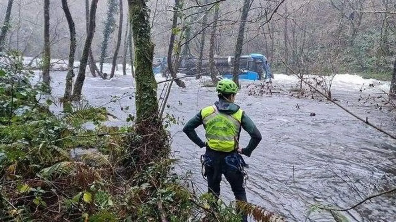 O autob&uacute;s ca&iacute;do ao r&iacute;o L&eacute;rez. (Foto: Garda Civil)
