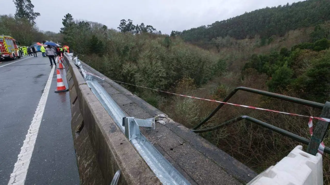 Lugar no que se precipitou o autob&uacute;s. (Foto: C&eacute;sar Arxina / Europa Press)