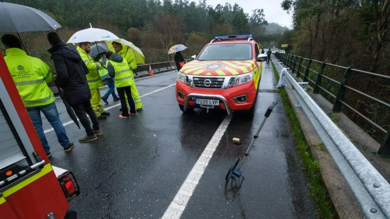 Efectivos dos servizos de emerxencias, este domingo, no lugar do sinistro. (Foto: C&eacute;sar Arxina / Europa Press)