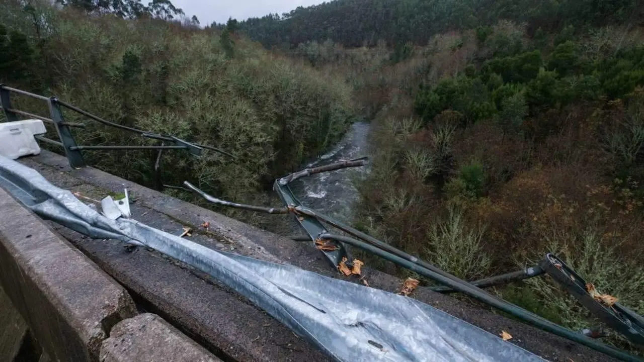 Estado no que quedou a mediana da estrada no lugar desde o que se despe&ntilde;ou o autob&uacute;s. (Foto: C&eacute;sar Arxina / Europa Press)