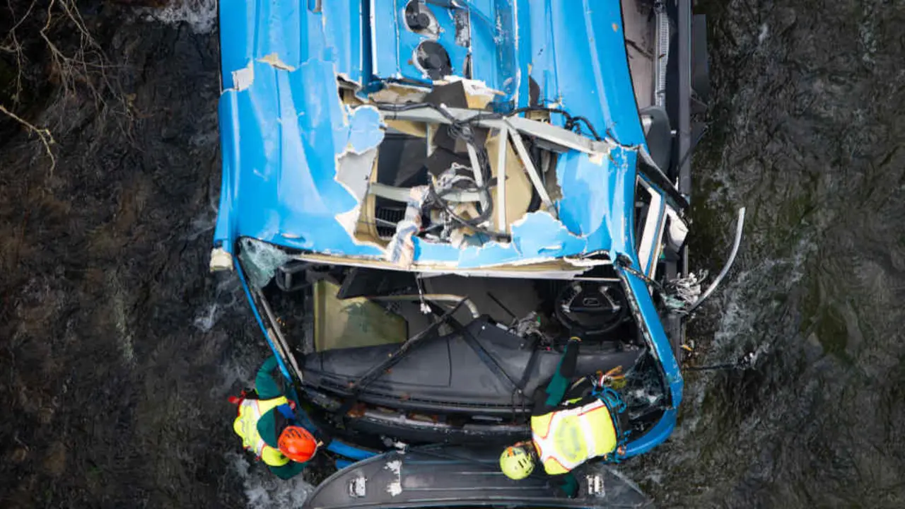 O autob&iacute;s sinistrado que deixou sete falecidos (Foto: Gustavo de la Paz / Europa Press).