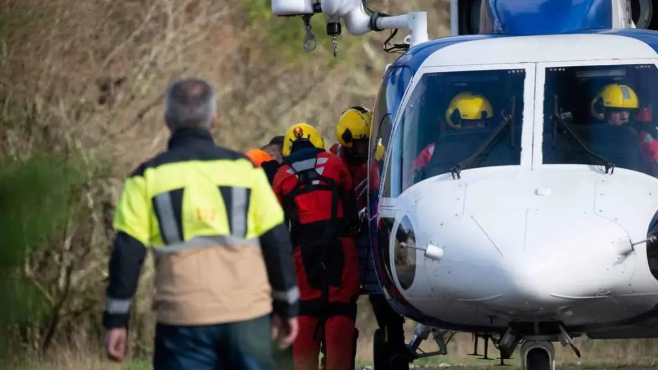 Efectivos de emerxencias trasladando esta segunda feira o corpo da s&eacute;tima v&iacute;tima mortal. (Foto: Gustavo de la Paz / Europa Press)
