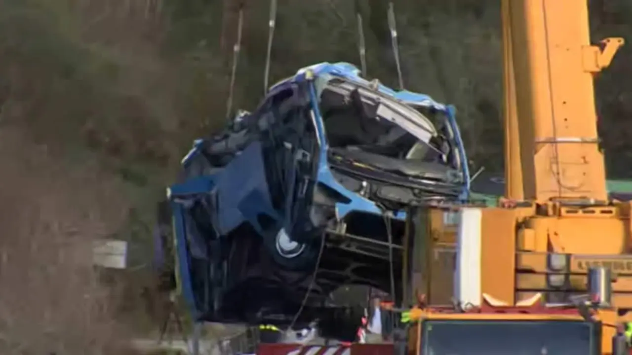 Traballos de retirada do bus esta terza feira (Foto: RTVE).