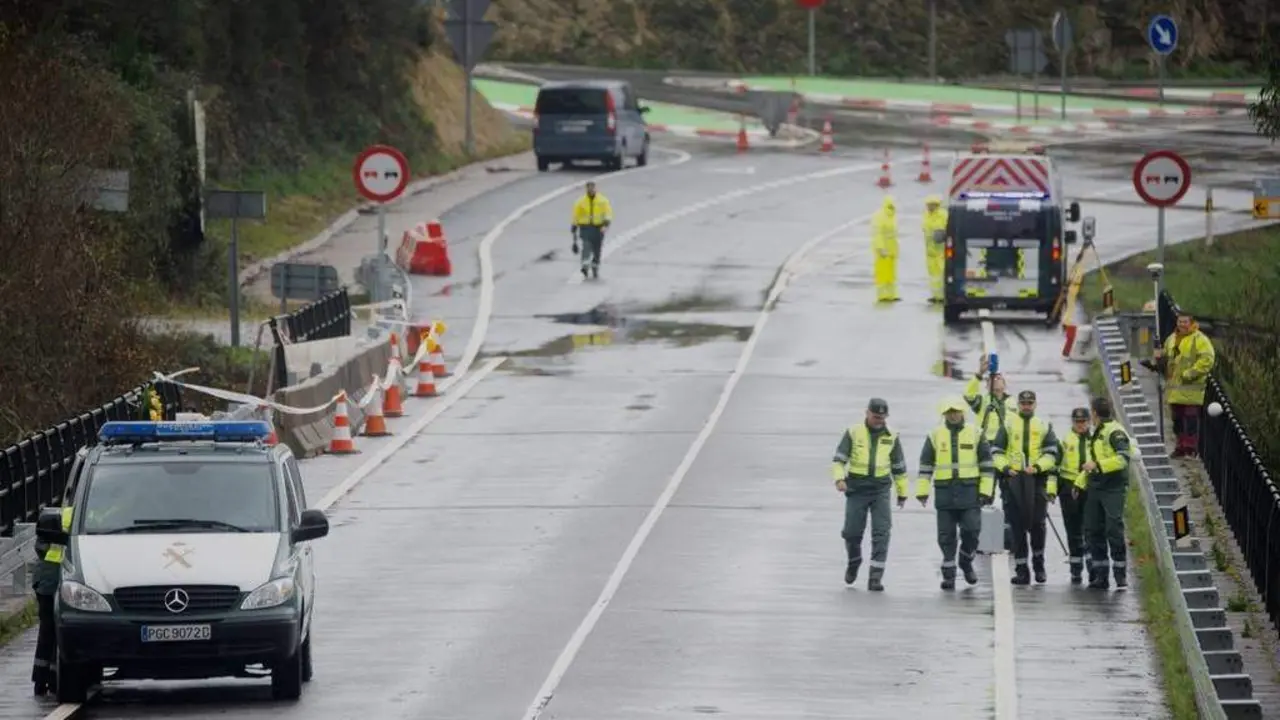O equipo de expertos da Garda Civil iniciou na ma&ntilde;&aacute; desta cuarta feira a reconstruci&oacute;n dos feitos. (Foto: Gustavo de la Paz / Europa Press)