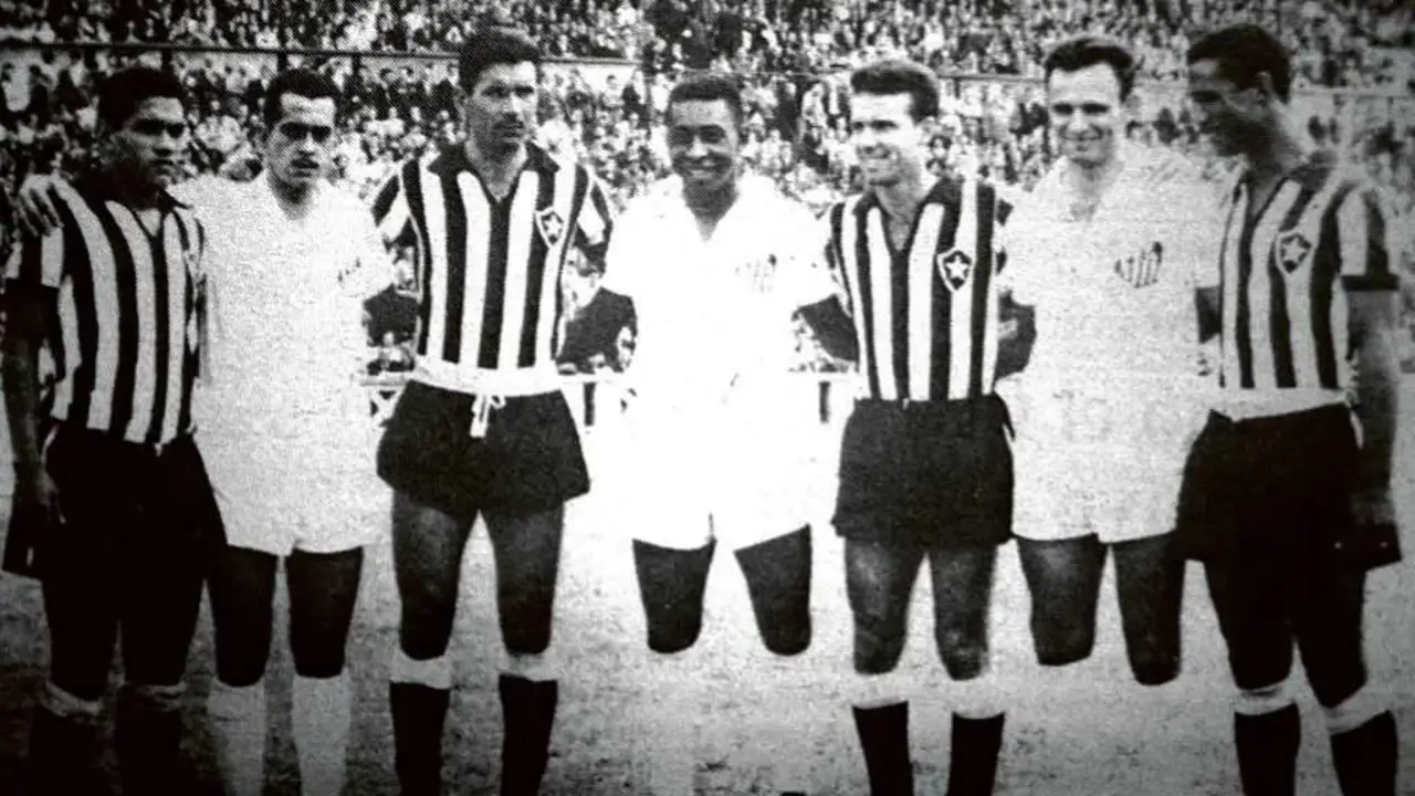 Edson Arantes do Nascimento (centro), con Garrincha, Jair, Milton Santos, Zagallo, Pepe e Did&iacute; sobre o c&eacute;spede de Riazor.