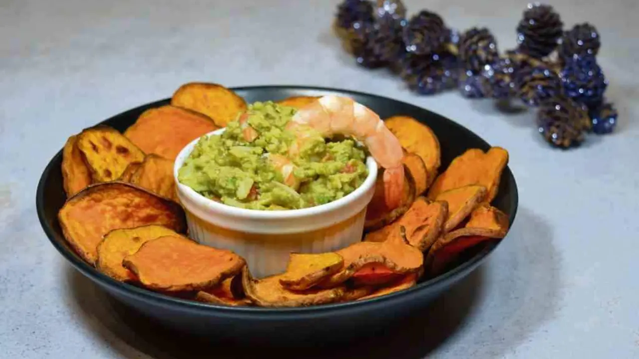 Guacamole de lagostinos con chips de batata.