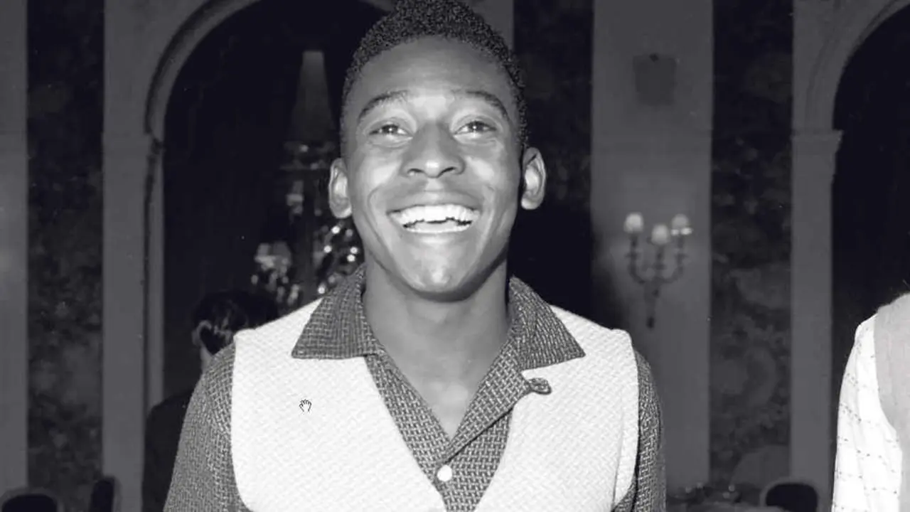 Un nov&iacute;simo Pel&eacute;, no marco da xira europea do Santos que o trouxo at&eacute; A Coru&ntilde;a para disputar o Trofeo Teresa Herrera no ver&aacute;n de 1959 (Foto: Gahetna).