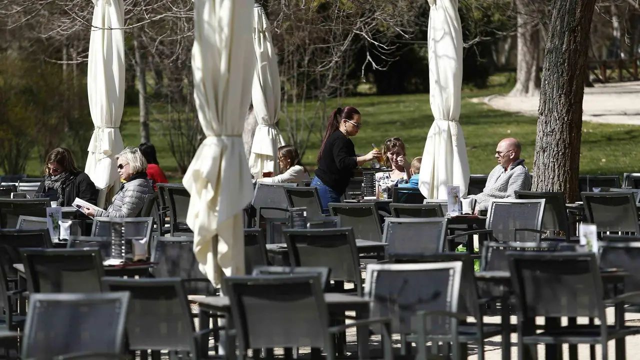 O sector servizos propiciou o mantemento das cifras de emprego na Galiza, mentres aumentou o paro no resto de sectores (Foto: Europa Press).