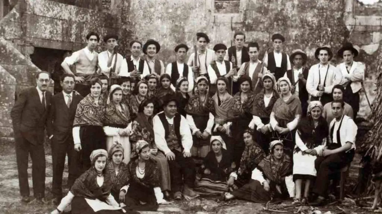 Os libretistas (&aacute; esquerda) e o Cadro de Declamaci&oacute;n do Recreo-liceo de Vilagarc&iacute;a, nunha reposici&oacute;n de 'A lenda de Montelongo', 1932.
