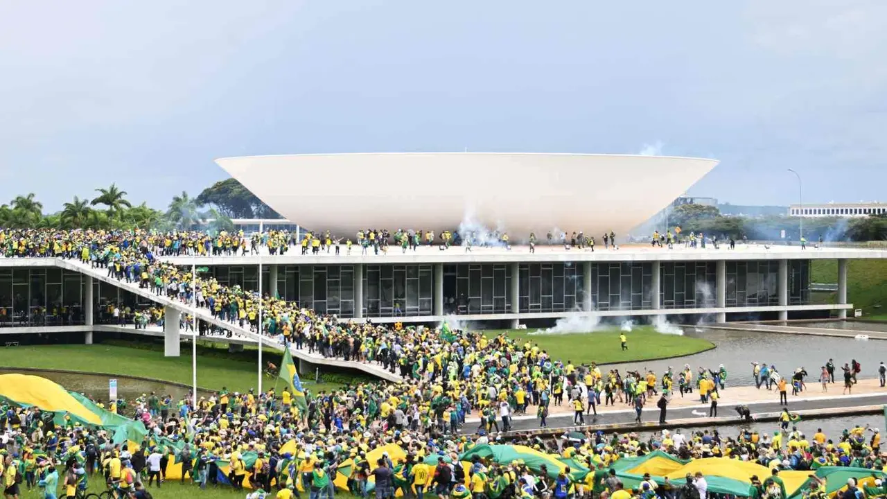 Asalto &aacute;s sedes dos tres poderes no Brasil (Imaxe: Telam / Europa Press)