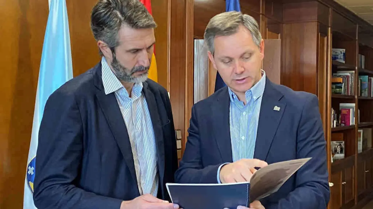 Alberto Varela (&aacute; esquerda) e Jos&eacute; Mi&ntilde;&oacute;ns (&aacute; dereita) despois da reuni&oacute;n. (Foto: Delegaci&oacute;n do Gobernos espa&ntilde;ol na Galiza)..
