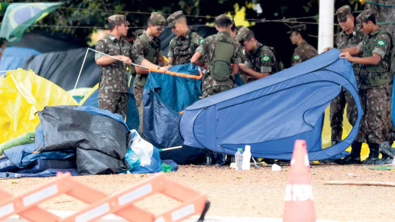 Soldados desaloxan un campamento bolsonarista fronte a un cuartel do Ex&eacute;rcito en Brasilia (Foto: Marcello Casal / Axencia Brazil).