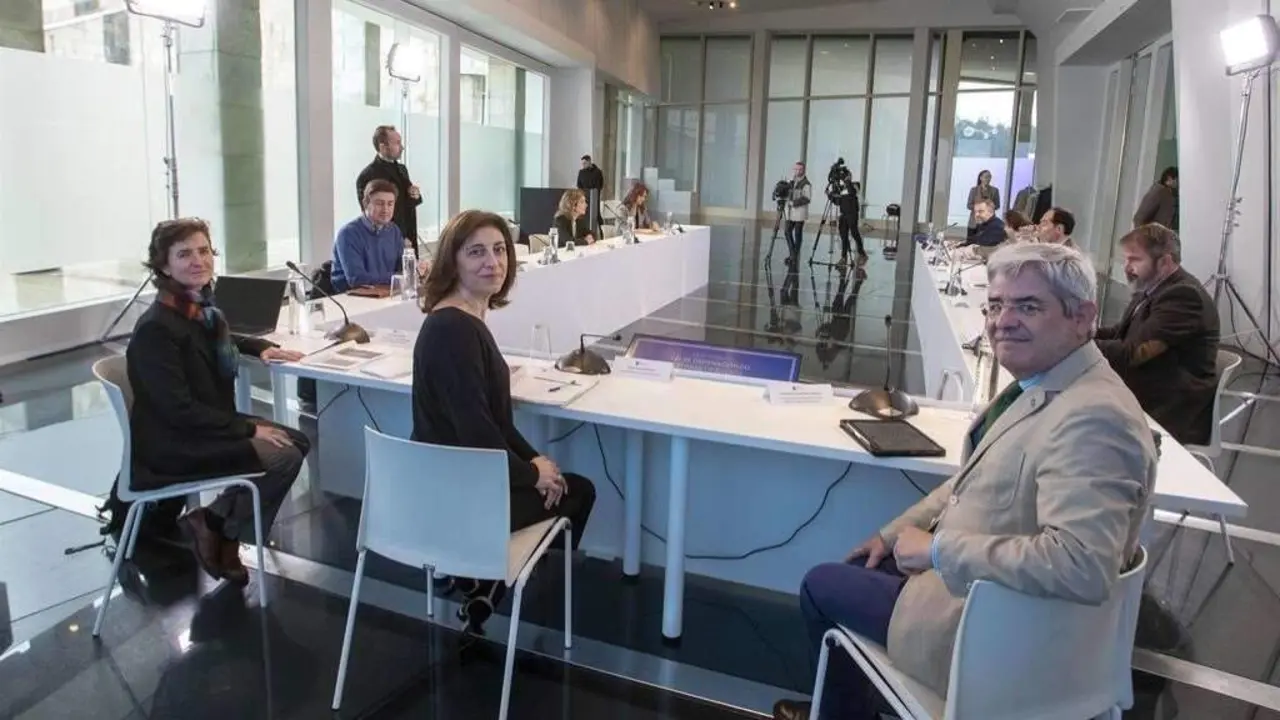 A conselleira &Aacute;ngeles V&aacute;zquez mantivo esta terza feira un encontro con catedr&aacute;ticos das universidades galegas para abordar o futuro desta lei. (Foto: Conchi Paz)