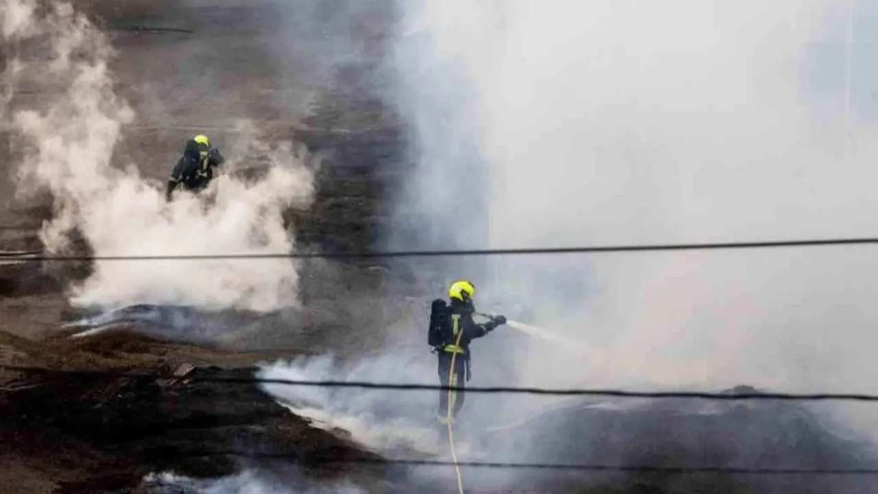 Labores de extinci&oacute;n do incendio de Pontesa. (Foto: Europa Press)