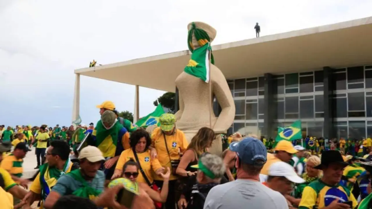 Extremistas invadem a Pra&ccedil;a dos Tr&ecirc;s Poderes em 08/01/2023.