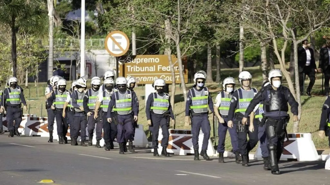 Un alto cargo militar interp&uacute;xose entre os asaltantes e os polic&iacute;as antidisturbios, segundo o relato dun dos detidos. (Foto: Leco Viana / Zuma Press)