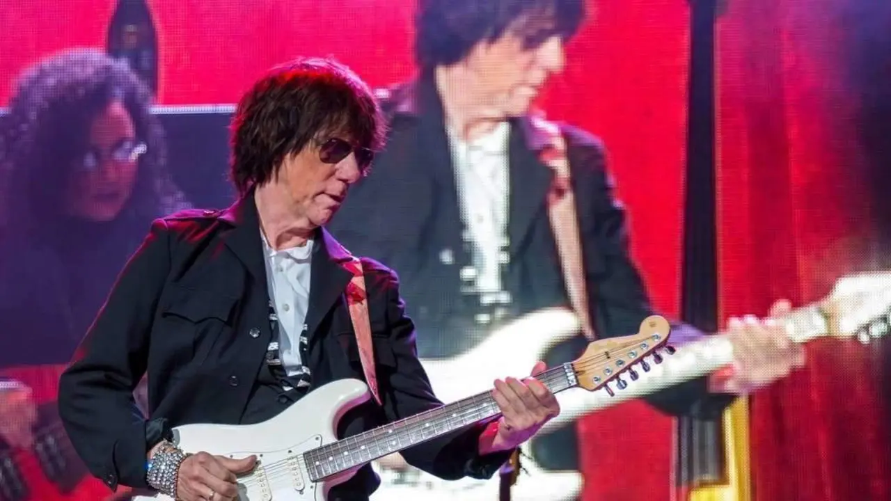 O guitarrista Jeff Beck, nun concerto. (Foto: Ralph Arvesen / Zuma Press)