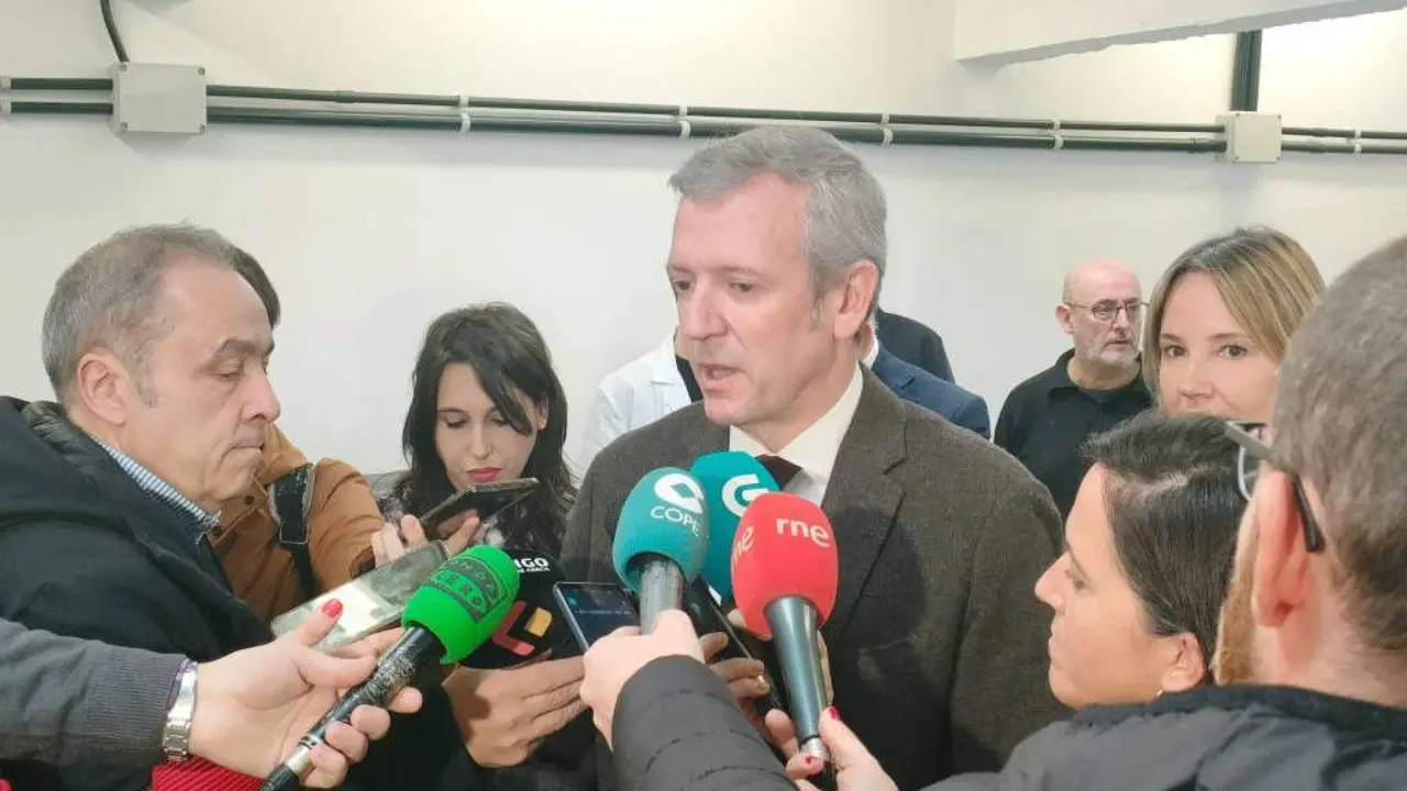 O presidente da Xunta da Galiza, Alfonso Rueda, atendendo os medios de comunicaci&oacute;n. (Foto: Rodrigo Paz - Europa Press)