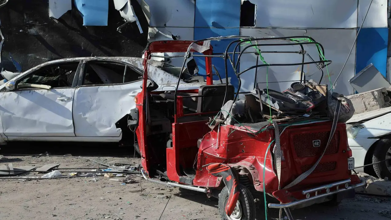 Veh&iacute;culos destrozados nun atentado en Somalia no pasado mes de outubro (Foto: Hassan Bashi / Xinhua News / Contacto Photo).