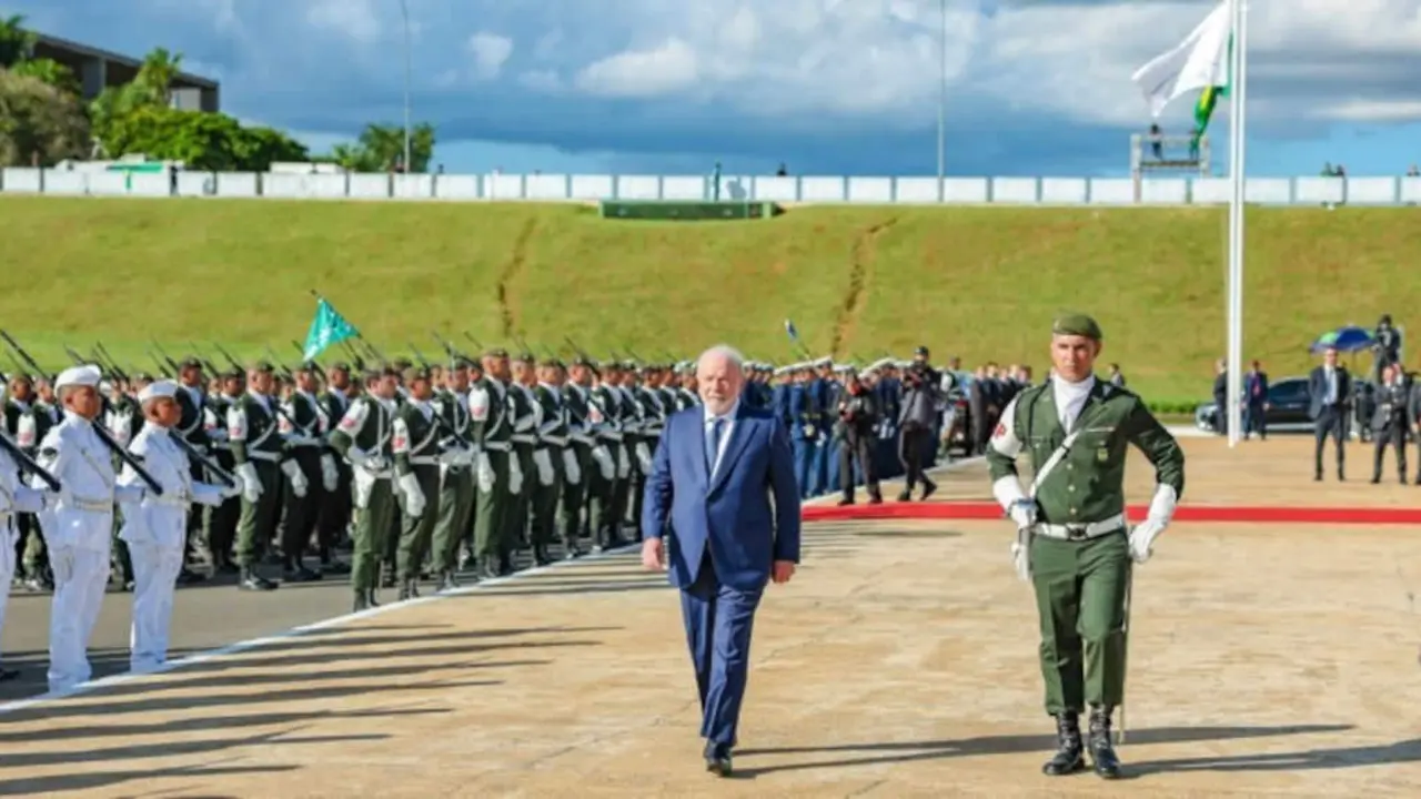 O Presidente Lula declarou a 12 de janeiro a jornalistas que &ldquo;as For&ccedil;as Armadas n&atilde;o s&atilde;o poder moderador, como pensam que s&atilde;o&rdquo; (Foto: Ricardo Stuckert).