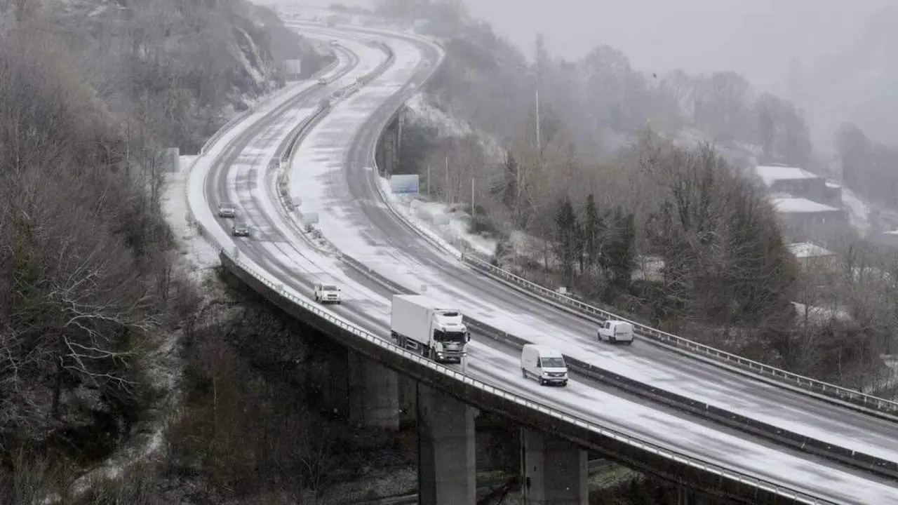 Varios coches circulando por estradas totalmente nevadas &aacute; altura de Pedrafita do Cebreiro. (Foto: Carlos Castro / Europa Press)