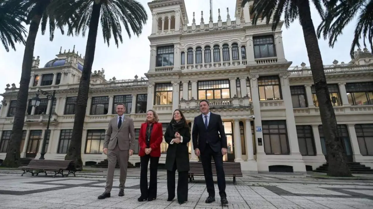 De esquerda a dereita, Jos&eacute; Mi&ntilde;&oacute;ns, Nadia Calvi&ntilde;o, In&eacute;s Rei e Valent&iacute;n Gonz&aacute;lez Formoso, nunha visita &aacute; futura sede da Aesia o pasado decembro. (Foto: M. Dylan / Europa Press)