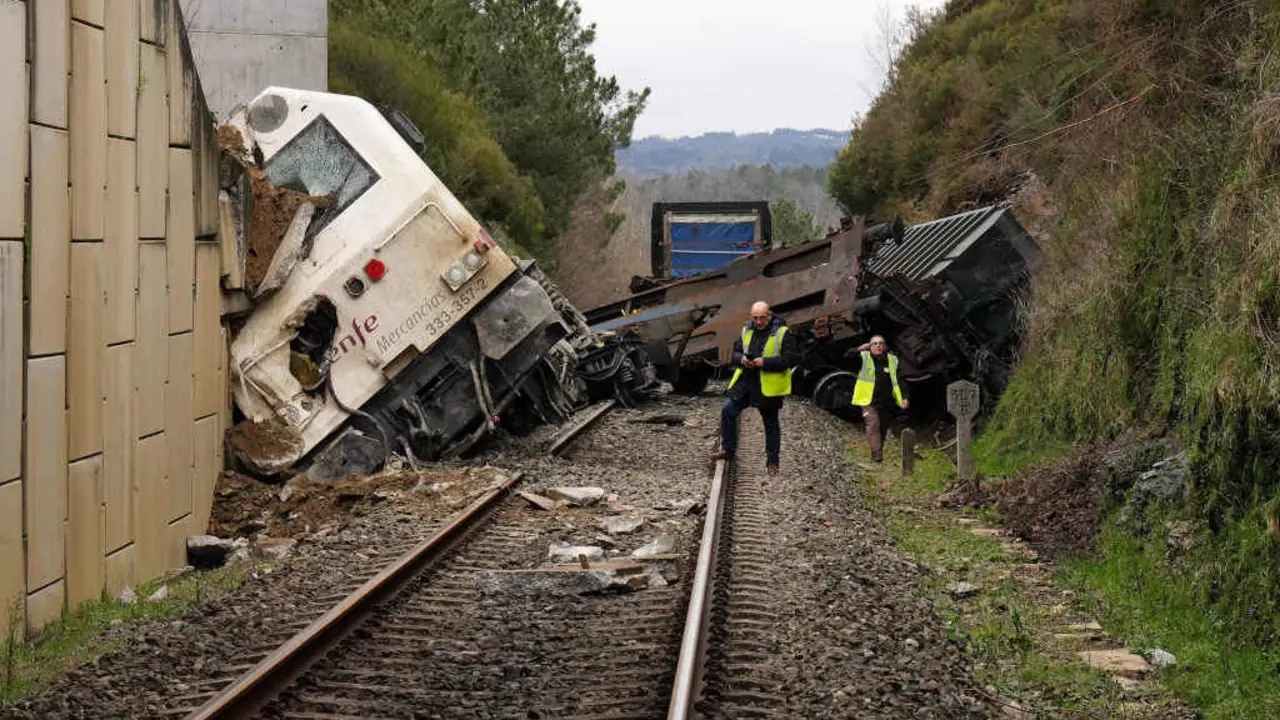 Descarrilamento do tren en Lal&iacute;n (Foto: &Aacute;lvaro Ballesteros / Europa Press).