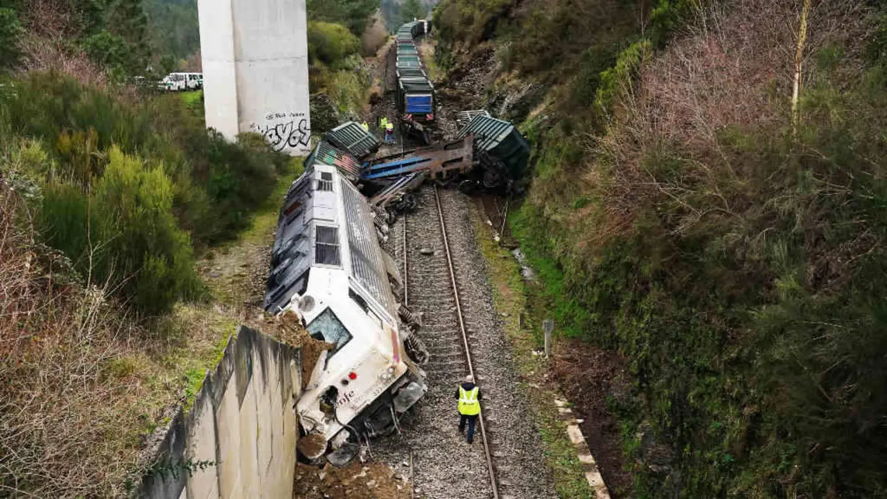 Accidente tren en Lal&iacute;n (Foto: &Aacute;lvaro Ballesteros / Europa Press).