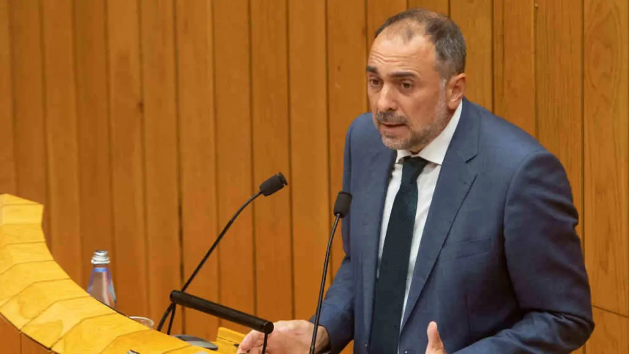 O conselleiro de Sanidade, Julio Garc&iacute;a Comesa&ntilde;a, comparece, a  petici&oacute;n propia no pleno do parlamento da Galiza (Foto: N&oacute;s Diario)..